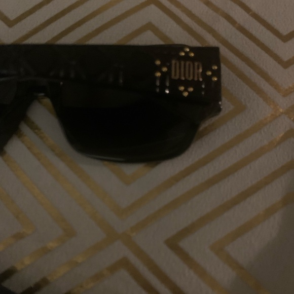 Authentic black Dior sunglasses come with card and case !! - Picture 4 of 6